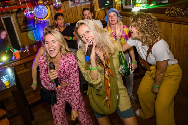 Het is heet in de karaokeet